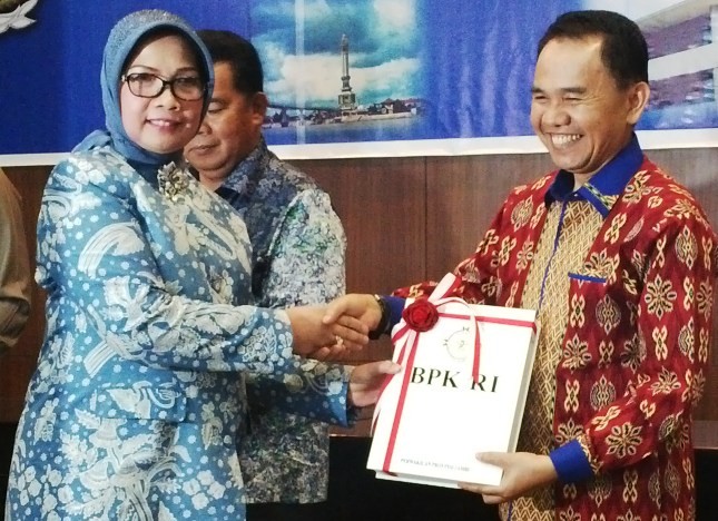 Bupati Kerinci Adi Rozal saat menerima opini WTP dari Kepala BPK RI Perwakilan Jambi